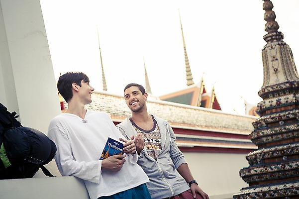 포토 JPG 주간 서양인 외국인 라이프스타일 남자 맨라이프 해외여행 여행 태국 2014년태국 서기 미소 들기 사람 상반신 20대 성인 야외 두명 앞모습 친구 청춘 사찰 사원 가이드북 배낭여행 방콕 왓포 성인남자만 청년만 청년남자만 국내포토 자연요소 해외기획촬영 해외 아시아 뷰포인트 컨셉 비즈니스 관계 종교건축 모션 표정 인종 청년 생활 남자만 성인만 파일형식