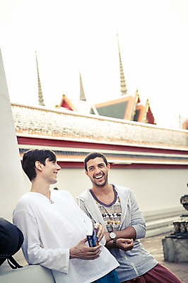 포토 JPG 주간 서양인 외국인 라이프스타일 남자 맨라이프 해외여행 여행 불교 태국 2014년태국 서기 미소 들기 사람 상반신 20대 성인 야외 두명 앞모습 친구 청춘 사찰 사원 가이드북 배낭여행 방콕 왓포 성인남자만 청년만 청년남자만 국내포토 자연요소 해외기획촬영 해외 아시아 종교 뷰포인트 컨셉 비즈니스 관계 종교건축 모션 표정 인종 청년 생활 남자만 성인만 파일형식