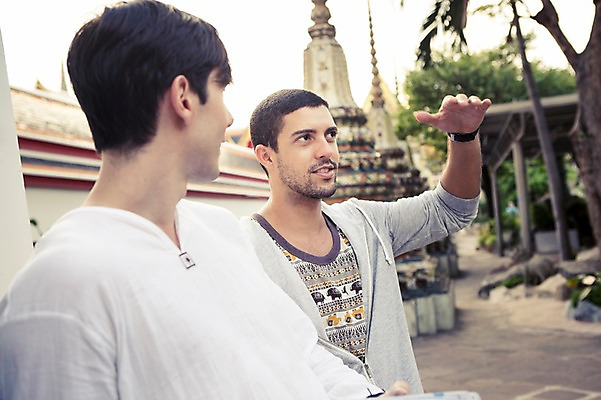 포토 JPG 주간 서양인 외국인 라이프스타일 남자 맨라이프 해외여행 여행 불교 태국 대화 2014년태국 서기 사람 손짓 상반신 20대 성인 야외 두명 앞모습 옆모습 친구 청춘 사찰 사원 배낭여행 방콕 왓포 성인남자만 청년만 청년남자만 국내포토 자연요소 해외기획촬영 해외 아시아 종교 뷰포인트 컨셉 비즈니스 관계 종교건축 모션 말하기 인종 청년 생활 남자만 성인만 파일형식