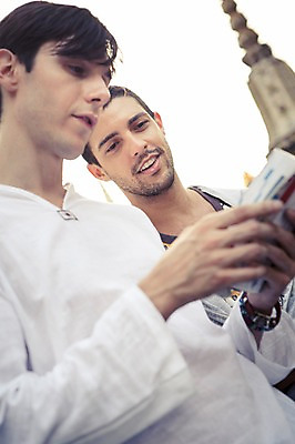 포토 JPG 주간 서양인 외국인 라이프스타일 남자 맨라이프 해외여행 여행 불교 태국 2014년태국 서기 미소 들기 사람 상반신 20대 성인 야외 두명 앞모습 친구 청춘 사찰 사원 가이드북 배낭여행 방콕 왓포 성인남자만 청년만 청년남자만 국내포토 자연요소 해외기획촬영 해외 아시아 종교 뷰포인트 컨셉 비즈니스 관계 종교건축 모션 표정 인종 청년 생활 남자만 성인만 파일형식