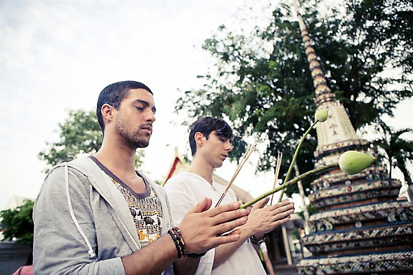 포토 JPG 주간 서양인 외국인 라이프스타일 남자 맨라이프 해외여행 여행 불교 태국 2014년태국 서기 들기 사람 손짓 상반신 20대 성인 야외 두명 앞모습 친구 청춘 눈감음 기도 사찰 사원 배낭여행 방콕 향 손모으기 왓포 성인남자만 청년만 청년남자만 국내포토 자연요소 해외기획촬영 해외 아시아 종교 뷰포인트 컨셉 비즈니스 관계 종교건축 모션 인종 청년 생활 남자만 성인만 파일형식