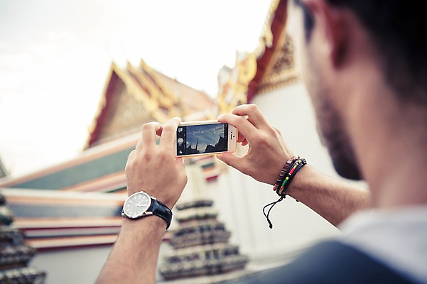 포토 JPG 주간 서양인 외국인 라이프스타일 남자 맨라이프 해외여행 여행 불교 태국 2014년태국 한명 서기 들기 사람 상반신 20대 성인 야외 뒷모습 스마트폰 청춘 사진촬영 사찰 사원 배낭여행 방콕 왓포 청년만 청년남자만 청년남자한명만 성인남자한명만 국내포토 자연요소 해외기획촬영 1 해외 아시아 종교 뷰포인트 컨셉 비즈니스 종교건축 모션 인종 청년 생활 핸드폰 스마트기기 촬영 남자만 남자한명만 성인남자만 성인만 파일형식