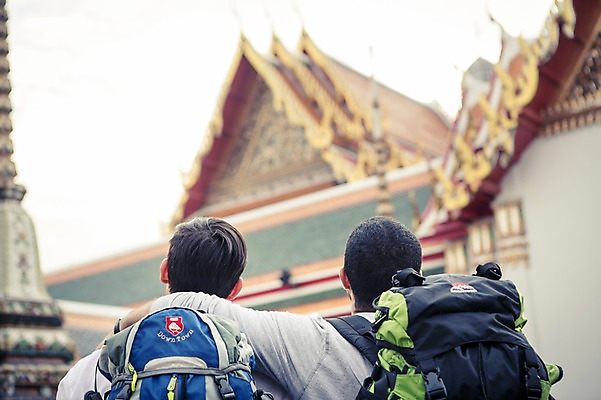 포토 JPG 주간 서양인 외국인 라이프스타일 응시 남자 맨라이프 해외여행 여행 불교 배낭 태국 2014년태국 서기 사람 상반신 20대 성인 야외 두명 뒷모습 친구 청춘 사찰 사원 구경 배낭여행 방콕 왓포 성인남자만 청년만 청년남자만 국내포토 자연요소 해외기획촬영 해외 시선 아시아 종교 뷰포인트 컨셉 가방 비즈니스 관계 종교건축 모션 인종 청년 생활 남자만 성인만 파일형식