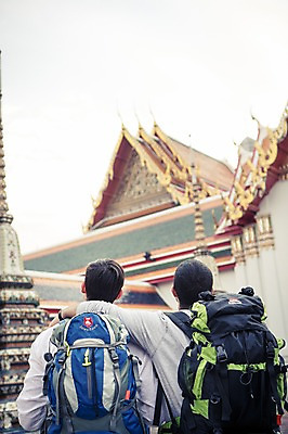 포토 JPG 주간 서양인 외국인 라이프스타일 응시 남자 맨라이프 해외여행 여행 불교 배낭 태국 어깨동무 2014년태국 서기 사람 상반신 20대 성인 야외 두명 뒷모습 친구 청춘 사찰 사원 배낭여행 방콕 왓포 성인남자만 청년만 청년남자만 국내포토 자연요소 해외기획촬영 해외 시선 아시아 종교 뷰포인트 포즈 컨셉 가방 비즈니스 관계 종교건축 모션 인종 청년 생활 남자만 성인만 파일형식