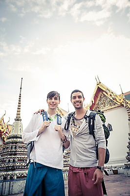 포토 JPG 주간 서양인 외국인 라이프스타일 남자 맨라이프 해외여행 여행 불교 태국 하늘 어깨동무 2014년태국 서기 미소 사람 상반신 20대 성인 야외 두명 앞모습 친구 청춘 사찰 사원 구경 배낭여행 방콕 왓포 성인남자만 청년만 청년남자만 국내포토 자연요소 해외기획촬영 해외 아시아 종교 뷰포인트 포즈 컨셉 비즈니스 관계 종교건축 모션 표정 인종 청년 생활 남자만 성인만 파일형식