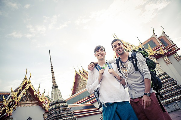 포토 JPG 주간 서양인 외국인 라이프스타일 남자 로우앵글 맨라이프 해외여행 여행 불교 배낭 태국 어깨동무 2014년태국 서기 미소 사람 상반신 20대 성인 야외 두명 앞모습 친구 청춘 사찰 사원 배낭여행 방콕 왓포 성인남자만 청년만 청년남자만 국내포토 자연요소 해외기획촬영 해외 아시아 종교 뷰포인트 포즈 컨셉 가방 비즈니스 관계 종교건축 모션 표정 인종 청년 생활 남자만 성인만 파일형식
