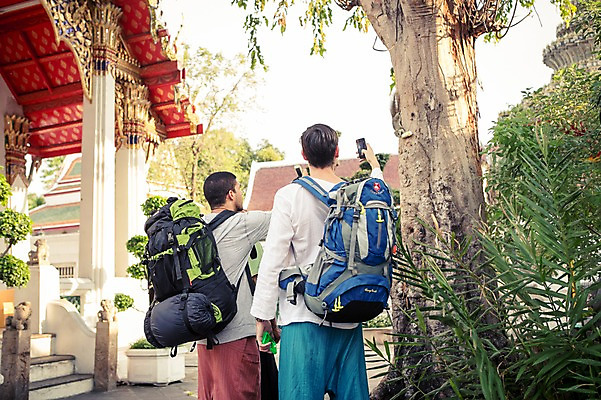 포토 JPG 주간 서양인 외국인 나무 라이프스타일 남자 맨라이프 해외여행 여행 불교 배낭 태국 2014년태국 서기 들기 사람 상반신 20대 성인 야외 두명 뒷모습 친구 스마트폰 청춘 사진촬영 사찰 사원 배낭여행 방콕 왓포 성인남자만 청년만 청년남자만 국내포토 자연요소 식물 해외기획촬영 해외 아시아 종교 뷰포인트 컨셉 가방 비즈니스 관계 종교건축 모션 인종 청년 생활 핸드폰 스마트기기 촬영 남자만 성인만 파일형식
