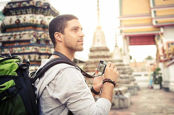 포토 JPG 주간 서양인 외국인 라이프스타일 응시 남자 맨라이프 해외여행 여행 불교 태국 2014년태국 한명 서기 들기 사람 상반신 20대 성인 야외 옆모습 청춘 카메라 사진촬영 사찰 사원 배낭여행 방콕 왓포 청년만 청년남자만 청년남자한명만 성인남자한명만 국내포토 자연요소 해외기획촬영 1 해외 시선 아시아 종교 뷰포인트 컨셉 비즈니스 종교건축 모션 인종 청년 생활 전자제품 촬영 남자만 남자한명만 성인남자만 성인만 파일형식