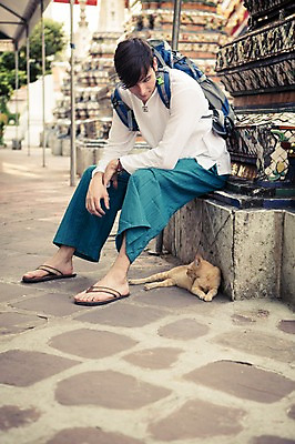 포토 JPG 주간 전신 서양인 외국인 동물 한마리 라이프스타일 남자 맨라이프 해외여행 여행 불교 배낭 태국 2014년태국 한명 사람 앉기 20대 성인 야외 앞모습 청춘 고양이 사찰 사원 배낭여행 방콕 왓포 반려 청년만 청년남자만 청년남자한명만 성인남자한명만 국내포토 자연요소 해외기획촬영 1 해외 아시아 종교 뷰포인트 컨셉 가방 비즈니스 포유류 종교건축 모션 인종 청년 생활 반려동물 남자만 남자한명만 성인남자만 성인만 파일형식