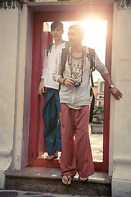 포토 JPG 주간 전신 서양인 외국인 라이프스타일 남자 맨라이프 해외여행 여행 불교 배낭 태국 2014년태국 서기 사람 20대 성인 야외 두명 앞모습 친구 청춘 햇빛 카메라 사찰 사원 배낭여행 방콕 왓포 성인남자만 청년만 청년남자만 국내포토 자연요소 해외기획촬영 해외 아시아 종교 뷰포인트 컨셉 가방 비즈니스 관계 종교건축 모션 인종 청년 생활 전자제품 태양 남자만 성인만 파일형식