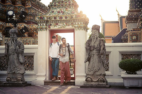 포토 JPG 주간 서양인 외국인 라이프스타일 남자 맨라이프 해외여행 여행 불교 태국 2014년태국 서기 사람 20대 성인 야외 두명 앞모습 친구 청춘 햇빛 조각상 카메라 사찰 사원 배낭여행 방콕 왓포 성인남자만 청년만 청년남자만 국내포토 자연요소 해외기획촬영 해외 아시아 종교 뷰포인트 컨셉 비즈니스 관계 종교건축 모션 인종 청년 생활 전자제품 태양 조형물 남자만 성인만 파일형식