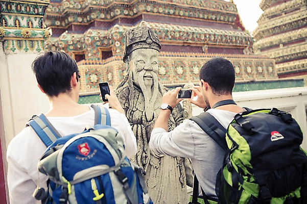 포토 JPG 주간 서양인 외국인 라이프스타일 남자 맨라이프 해외여행 여행 불교 배낭 태국 2014년태국 서기 들기 사람 상반신 20대 성인 야외 두명 뒷모습 친구 스마트폰 청춘 조각상 사진촬영 사찰 사원 배낭여행 방콕 왓포 성인남자만 청년만 청년남자만 국내포토 자연요소 해외기획촬영 해외 아시아 종교 뷰포인트 컨셉 가방 비즈니스 관계 종교건축 모션 인종 청년 생활 핸드폰 스마트기기 조형물 촬영 남자만 성인만 파일형식