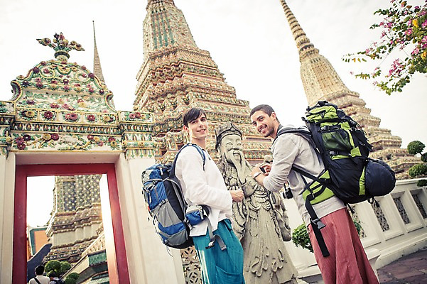 포토 JPG 주간 서양인 외국인 라이프스타일 남자 맨라이프 해외여행 여행 불교 배낭 태국 2014년태국 미소 사람 상반신 20대 성인 야외 두명 옆모습 친구 청춘 조각상 사찰 사원 배낭여행 방콕 왓포 성인남자만 청년만 청년남자만 국내포토 자연요소 해외기획촬영 해외 아시아 종교 뷰포인트 컨셉 가방 비즈니스 관계 종교건축 표정 인종 청년 생활 조형물 남자만 성인만 파일형식