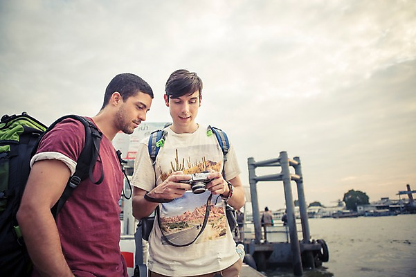 포토 JPG 주간 서양인 외국인 라이프스타일 응시 남자 여유 맨라이프 해외여행 여행 배낭 태국 함께함 2014년태국 서기 들기 사람 상반신 20대 성인 야외 두명 앞모습 친구 청춘 강 카메라 배낭여행 방콕 성인남자만 청년만 청년남자만 국내포토 자연요소 해외기획촬영 해외 시선 감정 아시아 뷰포인트 컨셉 가방 관계 모션 인종 청년 생활 전자제품 남자만 성인만 파일형식
