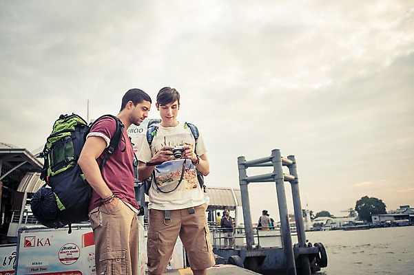 포토 JPG 주간 서양인 외국인 라이프스타일 남자 여유 맨라이프 해외여행 여행 배낭 태국 하늘 함께함 2014년태국 서기 미소 들기 사람 상반신 20대 성인 야외 두명 친구 청춘 강 카메라 우정 배낭여행 방콕 성인남자만 청년만 청년남자만 국내포토 자연요소 해외기획촬영 해외 감정 아시아 컨셉 가방 관계 모션 표정 인종 청년 생활 전자제품 남자만 성인만 파일형식