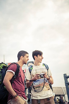 포토 JPG 주간 서양인 외국인 라이프스타일 응시 남자 여유 맨라이프 해외여행 여행 태국 하늘 함께함 2014년태국 서기 들기 사람 상반신 20대 성인 야외 두명 앞모습 옆모습 친구 청춘 카메라 배낭여행 방콕 성인남자만 청년만 청년남자만 국내포토 자연요소 해외기획촬영 해외 시선 감정 아시아 뷰포인트 컨셉 관계 모션 인종 청년 생활 전자제품 남자만 성인만 파일형식