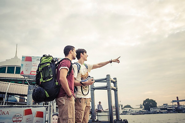 포토 JPG 주간 서양인 외국인 라이프스타일 응시 남자 여유 맨라이프 해외여행 여행 배낭 태국 하늘 함께함 2014년태국 서기 들기 사람 손짓 상반신 20대 성인 야외 두명 옆모습 친구 청춘 강 카메라 가리킴 배낭여행 방콕 성인남자만 청년만 청년남자만 국내포토 자연요소 해외기획촬영 해외 시선 감정 아시아 뷰포인트 컨셉 가방 관계 모션 인종 청년 생활 전자제품 남자만 성인만 파일형식