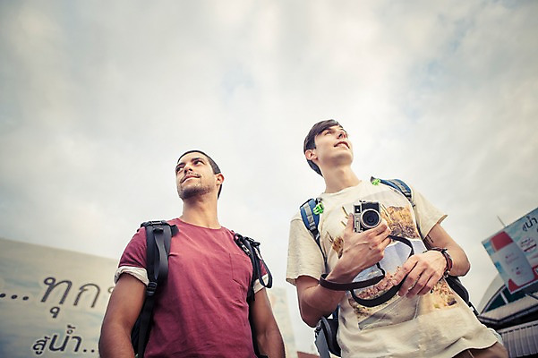 포토 JPG 주간 서양인 외국인 구름 라이프스타일 응시 남자 여유 로우앵글 맨라이프 해외여행 여행 태국 하늘 함께함 2014년태국 서기 들기 사람 상반신 20대 성인 야외 두명 앞모습 친구 청춘 카메라 배낭여행 방콕 성인남자만 청년만 청년남자만 국내포토 자연요소 해외기획촬영 해외 시선 감정 아시아 뷰포인트 컨셉 관계 모션 인종 청년 생활 전자제품 남자만 성인만 파일형식