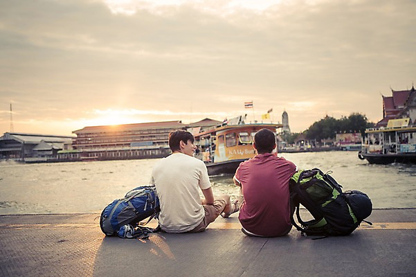 포토 JPG 주간 서양인 외국인 구름 라이프스타일 남자 여유 맨라이프 해외여행 여행 배낭 태국 하늘 함께함 2014년태국 사람 앉기 상반신 20대 성인 야외 두명 뒷모습 친구 청춘 우정 배낭여행 방콕 성인남자만 청년만 청년남자만 국내포토 자연요소 해외기획촬영 해외 감정 아시아 뷰포인트 컨셉 가방 관계 모션 인종 청년 생활 남자만 성인만 파일형식