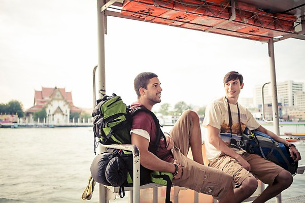 포토 JPG 주간 서양인 외국인 라이프스타일 응시 남자 맨라이프 해외여행 여행 이동 배낭 태국 2014년태국 미소 사람 앉기 상반신 20대 성인 야외 두명 옆모습 친구 청춘 강 카메라 배낭여행 방콕 수상버스 성인남자만 청년만 청년남자만 국내포토 자연요소 해외기획촬영 해외 시선 아시아 뷰포인트 컨셉 가방 관계 모션 버스 표정 인종 청년 생활 전자제품 남자만 성인만 파일형식