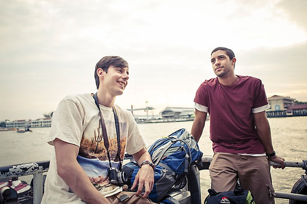 포토 JPG 주간 서양인 외국인 라이프스타일 응시 남자 맨라이프 해외여행 여행 이동 배낭 태국 2014년태국 미소 사람 앉기 상반신 20대 성인 야외 두명 앞모습 친구 청춘 강 카메라 배낭여행 방콕 수상버스 성인남자만 청년만 청년남자만 국내포토 자연요소 해외기획촬영 해외 시선 아시아 뷰포인트 컨셉 가방 관계 모션 버스 표정 인종 청년 생활 전자제품 남자만 성인만 파일형식