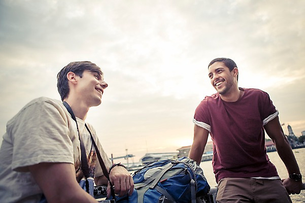 포토 JPG 주간 서양인 외국인 라이프스타일 남자 맨라이프 해외여행 여행 이동 배낭 태국 하늘 2014년태국 미소 사람 앉기 상반신 20대 성인 야외 두명 앞모습 옆모습 친구 청춘 강 마주보기 배낭여행 방콕 수상버스 성인남자만 청년만 청년남자만 국내포토 자연요소 해외기획촬영 해외 아시아 뷰포인트 컨셉 가방 관계 모션 버스 표정 인종 청년 생활 남자만 성인만 파일형식