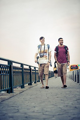 포토 JPG 주간 전신 서양인 외국인 라이프스타일 남자 여유 맨라이프 해외여행 여행 태국 함께함 2014년태국 미소 사람 20대 성인 야외 두명 앞모습 친구 청춘 걷기 카메라 배낭여행 방콕 가교 성인남자만 청년만 청년남자만 국내포토 자연요소 해외기획촬영 해외 건축물 감정 아시아 뷰포인트 컨셉 관계 모션 표정 인종 청년 생활 전자제품 남자만 성인만 파일형식