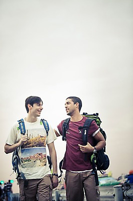 포토 JPG 주간 서양인 외국인 라이프스타일 남자 여유 맨라이프 해외여행 여행 배낭 태국 하늘 함께함 2014년태국 미소 사람 상반신 20대 성인 야외 두명 앞모습 친구 청춘 마주보기 걷기 우정 배낭여행 방콕 가교 성인남자만 청년만 청년남자만 국내포토 자연요소 해외기획촬영 해외 건축물 감정 아시아 뷰포인트 컨셉 가방 관계 모션 표정 인종 청년 생활 남자만 성인만 파일형식