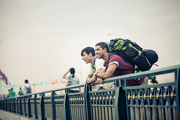 포토 JPG 주간 서양인 외국인 라이프스타일 응시 남자 여유 맨라이프 해외여행 여행 배낭 태국 하늘 함께함 2014년태국 서기 사람 여러명 상반신 20대 성인 야외 옆모습 친구 청춘 우정 배낭여행 방콕 가교 남자만 성인남자만 청년만 청년남자만 성인만 국내포토 자연요소 해외기획촬영 해외 건축물 시선 감정 아시아 뷰포인트 다수 컨셉 가방 관계 모션 인종 청년 생활 파일형식