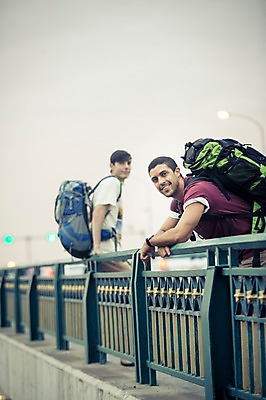 포토 JPG 주간 서양인 외국인 라이프스타일 남자 여유 맨라이프 해외여행 여행 배낭 태국 하늘 함께함 2014년태국 서기 미소 사람 앉기 상반신 20대 성인 야외 두명 친구 청춘 우정 배낭여행 방콕 가교 성인남자만 청년만 청년남자만 국내포토 자연요소 해외기획촬영 해외 건축물 감정 아시아 컨셉 가방 관계 모션 표정 인종 청년 생활 남자만 성인만 파일형식