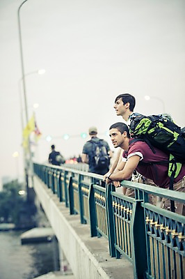 포토 JPG 주간 서양인 외국인 라이프스타일 응시 남자 여유 맨라이프 해외여행 여행 배낭 태국 함께함 2014년태국 서기 사람 여러명 상반신 20대 성인 야외 옆모습 친구 청춘 우정 배낭여행 방콕 가교 남자만 성인남자만 청년만 청년남자만 성인만 국내포토 자연요소 해외기획촬영 해외 건축물 시선 감정 아시아 뷰포인트 다수 컨셉 가방 관계 모션 인종 청년 생활 파일형식