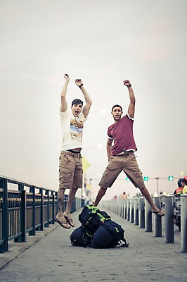포토 JPG 주간 전신 서양인 외국인 라이프스타일 남자 여유 맨라이프 해외여행 여행 배낭 태국 함께함 2014년태국 사람 손짓 20대 성인 야외 두명 앞모습 친구 청춘 점프 우정 배낭여행 방콕 가교 성인남자만 청년만 청년남자만 국내포토 자연요소 해외기획촬영 해외 건축물 감정 아시아 뷰포인트 컨셉 가방 관계 모션 인종 청년 생활 남자만 성인만 파일형식