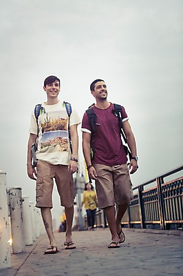 포토 JPG 주간 전신 서양인 외국인 라이프스타일 남자 여유 맨라이프 해외여행 여행 배낭 태국 함께함 2014년태국 미소 사람 20대 성인 야외 두명 앞모습 친구 청춘 걷기 우정 배낭여행 방콕 가교 성인남자만 청년만 청년남자만 국내포토 자연요소 해외기획촬영 해외 건축물 감정 아시아 뷰포인트 컨셉 가방 관계 모션 표정 인종 청년 생활 남자만 성인만 파일형식