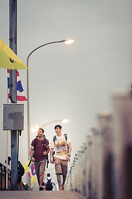포토 JPG 주간 전신 서양인 외국인 라이프스타일 응시 남자 여유 맨라이프 해외여행 여행 가로등 배낭 태국 하늘 함께함 2014년태국 사람 20대 성인 야외 두명 앞모습 친구 청춘 걷기 우정 배낭여행 방콕 가교 성인남자만 청년만 청년남자만 국내포토 자연요소 해외기획촬영 해외 건축물 시선 공공시설 감정 아시아 뷰포인트 컨셉 가방 관계 모션 인종 청년 생활 남자만 성인만 파일형식