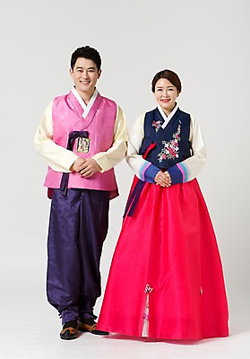 포토 JPG 스튜디오촬영 전신 한국전통 라이프스타일 부부 여자 명절 남자 40대 중년 모션 중년라이프 실내 서기 미소 사람 동양인 손짓 성인 두명 앞모습 설날 추석 한국인 전통의상 한복 손모으기 중년부부 중년만 성인만 국내포토 전통 커플 기념일 뷰포인트 한국 표정 인종 내부 생활 파일형식