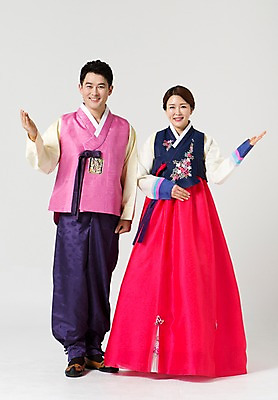 포토 JPG 스튜디오촬영 전신 한국전통 라이프스타일 부부 여자 명절 남자 40대 중년 모션 중년라이프 안내 실내 서기 미소 사람 동양인 손짓 성인 두명 앞모습 설날 추석 한국인 전통의상 한복 중년부부 중년만 성인만 국내포토 전통 커플 기념일 뷰포인트 한국 표정 인종 내부 생활 파일형식