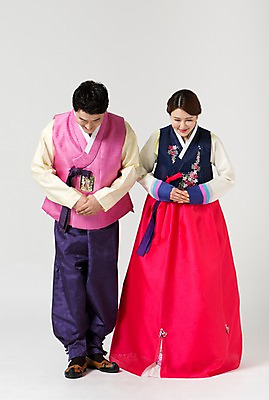 포토 JPG 스튜디오촬영 전신 한국전통 라이프스타일 부부 여자 명절 남자 40대 중년 모션 중년라이프 실내 서기 미소 사람 동양인 손짓 성인 두명 앞모습 설날 추석 한국인 인사 전통의상 한복 손모으기 중년부부 중년만 성인만 국내포토 전통 커플 기념일 뷰포인트 한국 표정 인종 내부 생활 예절 파일형식