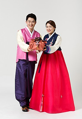 포토 JPG 스튜디오촬영 전신 한국전통 라이프스타일 부부 여자 명절 남자 40대 중년 모션 중년라이프 실내 선물 서기 미소 들기 사람 동양인 성인 두명 앞모습 설날 추석 한국인 전통의상 한복 중년부부 추석선물 중년만 성인만 설선물 국내포토 전통 커플 기념일 뷰포인트 한국 표정 인종 내부 생활 파일형식 명절선물