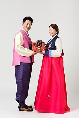 포토 JPG 스튜디오촬영 전신 한국전통 라이프스타일 부부 여자 명절 남자 40대 중년 모션 중년라이프 실내 선물 서기 미소 들기 사람 동양인 성인 두명 옆모습 설날 추석 한국인 전통의상 한복 중년부부 추석선물 중년만 성인만 설선물 국내포토 전통 커플 기념일 뷰포인트 한국 표정 인종 내부 생활 파일형식 명절선물