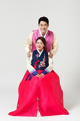 포토 JPG 스튜디오촬영 전신 한국전통 라이프스타일 부부 여자 명절 남자 40대 중년 모션 중년라이프 실내 서기 미소 사람 앉기 동양인 손짓 성인 두명 앞모습 설날 추석 한국인 전통의상 한복 중년부부 중년만 성인만 국내포토 전통 커플 기념일 뷰포인트 한국 표정 인종 내부 생활 파일형식