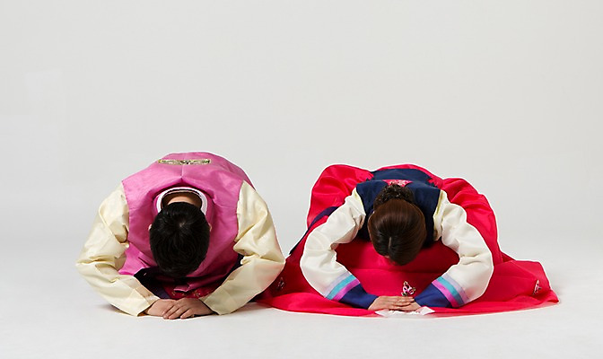 포토 JPG 스튜디오촬영 한국전통 라이프스타일 부부 여자 명절 남자 40대 중년 모션 중년라이프 실내 사람 동양인 상반신 성인 두명 앞모습 설날 한국인 절 전통의상 한복 손모으기 중년부부 중년만 성인만 국내포토 전통 커플 기념일 뷰포인트 한국 인종 손짓 내부 생활 인사 파일형식