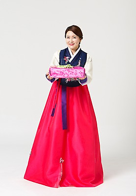 포토 JPG 스튜디오촬영 전신 한국전통 라이프스타일 여자 명절 40대 중년 모션 중년라이프 실내 선물 한명 서기 미소 들기 사람 동양인 성인 앞모습 설날 추석 한국인 전통의상 한복 추석선물 여자만 여자한명만 성인여자만 성인한명만 성인여자한명만 중년만 중년여자만 중년여자한명만 성인만 설선물 국내포토 1 전통 기념일 뷰포인트 한국 표정 인종 내부 생활 파일형식 명절선물