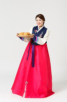 포토 JPG 스튜디오촬영 전신 한국전통 라이프스타일 여자 명절 40대 중년 과일 모션 중년라이프 실내 한명 서기 미소 들기 사람 동양인 성인 앞모습 설날 추석 한국인 배 전통의상 한복 과일바구니 여자만 여자한명만 성인여자만 성인한명만 성인여자한명만 중년만 중년여자만 중년여자한명만 성인만 국내포토 1 전통 기념일 뷰포인트 한국 표정 인종 내부 생활 바구니 파일형식