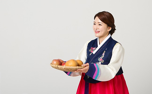 포토 JPG 스튜디오촬영 한국전통 라이프스타일 여자 명절 40대 중년 과일 모션 중년라이프 실내 한명 서기 미소 들기 사람 동양인 상반신 성인 옆모습 설날 추석 한국인 배 사과 전통의상 한복 과일바구니 여자만 여자한명만 성인여자만 성인한명만 성인여자한명만 중년만 중년여자만 중년여자한명만 성인만 국내포토 1 전통 기념일 뷰포인트 한국 표정 인종 내부 생활 바구니 파일형식