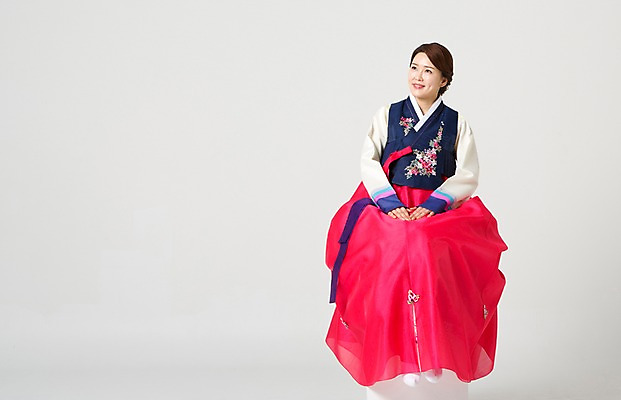 포토 JPG 스튜디오촬영 전신 한국전통 라이프스타일 응시 여자 명절 40대 중년 모션 중년라이프 실내 한명 미소 사람 앉기 동양인 성인 앞모습 설날 추석 한국인 전통의상 한복 여자만 여자한명만 성인여자만 성인한명만 성인여자한명만 중년만 중년여자만 중년여자한명만 성인만 국내포토 1 전통 시선 기념일 뷰포인트 한국 표정 인종 내부 생활 파일형식