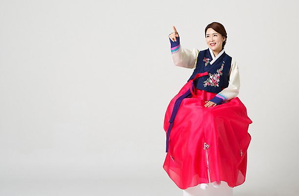 포토 JPG 스튜디오촬영 전신 한국전통 라이프스타일 여자 명절 40대 중년 모션 중년라이프 실내 한명 미소 사람 앉기 동양인 손짓 성인 앞모습 설날 추석 한국인 가리킴 전통의상 한복 여자만 여자한명만 성인여자만 성인한명만 성인여자한명만 중년만 중년여자만 중년여자한명만 성인만 국내포토 1 전통 기념일 뷰포인트 한국 표정 인종 내부 생활 파일형식