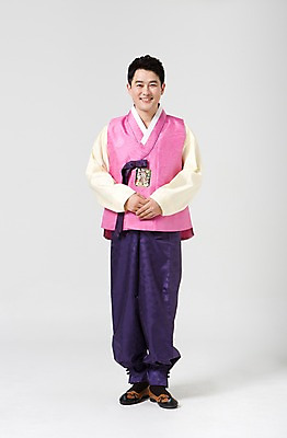 포토 JPG 스튜디오촬영 전신 한국전통 라이프스타일 명절 남자 40대 중년 모션 중년라이프 실내 한명 서기 미소 사람 동양인 손짓 성인 앞모습 설날 추석 한국인 전통의상 한복 손모으기 남자만 남자한명만 성인남자만 성인한명만 성인남자한명만 중년만 중년남자만 중년남자한명만 성인만 국내포토 1 전통 기념일 뷰포인트 한국 표정 인종 내부 생활 파일형식