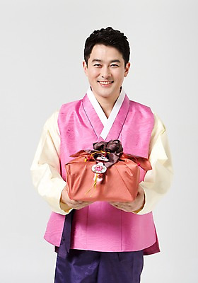 포토 JPG 스튜디오촬영 한국전통 라이프스타일 명절 남자 40대 중년 모션 중년라이프 실내 선물 한명 서기 미소 들기 사람 동양인 상반신 성인 앞모습 설날 추석 한국인 전통의상 한복 추석선물 남자만 남자한명만 성인남자만 성인한명만 성인남자한명만 중년만 중년남자만 중년남자한명만 성인만 설선물 국내포토 1 전통 기념일 뷰포인트 한국 표정 인종 내부 생활 파일형식 명절선물