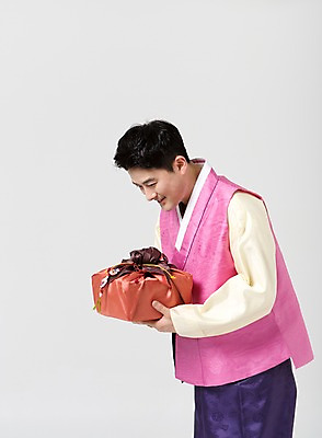 포토 JPG 스튜디오촬영 한국전통 라이프스타일 명절 남자 40대 중년 모션 중년라이프 실내 선물 한명 서기 미소 들기 사람 동양인 상반신 성인 옆모습 설날 추석 한국인 인사 전통의상 한복 추석선물 남자만 남자한명만 성인남자만 성인한명만 성인남자한명만 중년만 중년남자만 중년남자한명만 성인만 설선물 국내포토 1 전통 기념일 뷰포인트 한국 표정 인종 내부 생활 예절 파일형식 명절선물