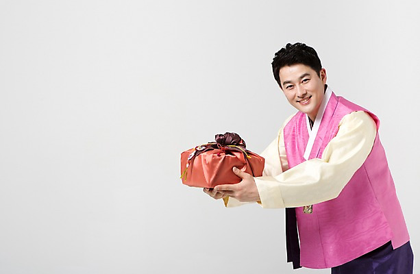 포토 JPG 스튜디오촬영 한국전통 라이프스타일 명절 남자 40대 중년 모션 중년라이프 실내 선물 한명 서기 미소 들기 사람 동양인 상반신 성인 옆모습 설날 추석 한국인 전통의상 한복 추석선물 남자만 남자한명만 성인남자만 성인한명만 성인남자한명만 중년만 중년남자만 중년남자한명만 성인만 설선물 국내포토 1 전통 기념일 뷰포인트 한국 표정 인종 내부 생활 파일형식 명절선물